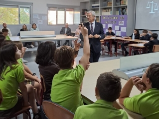 Alumnos del colegio Vistarreal de Molina de Segura teatralizan un juicio de menores 